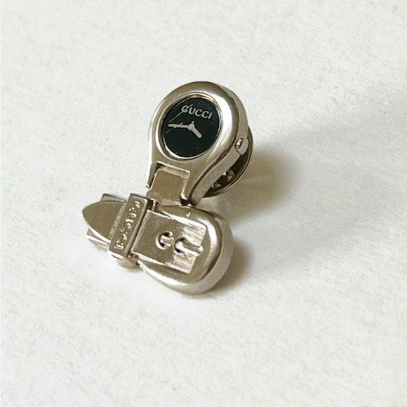 Gucci Silver pin or brooch with watch details. - Picture 5 of 10